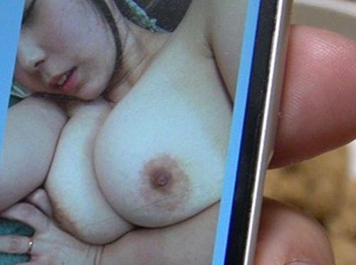 【NTR】超爆乳オッパイで自慢の嫁がバイト先の青年と不倫セックスに明け暮れていた！のアイキャッチ画像