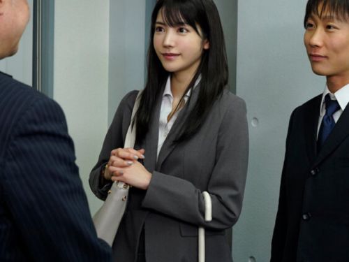 【楓カレン】大雨で濡れたスレンダー清楚美人の先輩女子社員に欲情した部下の童貞絶倫棒！のアイキャッチ画像