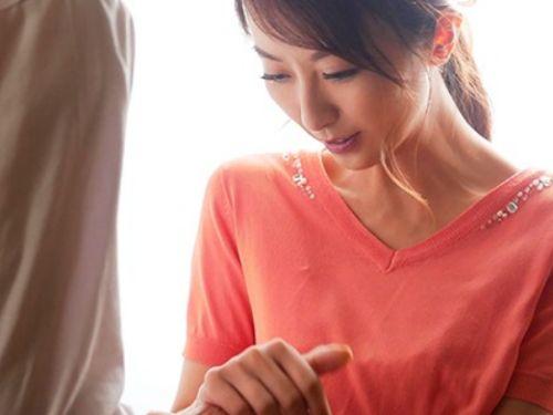 【青木玲】清楚な淑女を描いたような美人妻は夫の上司である男のペニスに狂っていた！