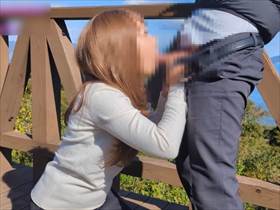 【個人撮影】昼休みに公園で他人棒を咥えるアラフォー人妻！口内射精してる素人不倫カップル投稿映像！のアイキャッチ画像