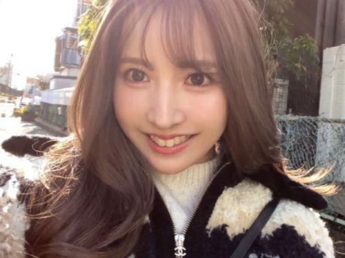 【三上悠亜】元国民的アイドルグループの一員で超人気AV女優の巨乳美女が筆おろしした男性と同棲生活！