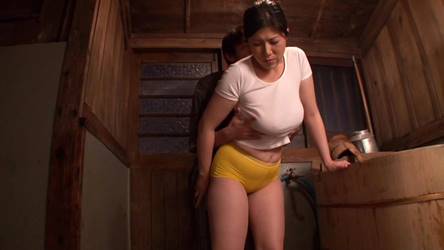 豊満ボインな四十路熟女が背後から巨乳を揉まれて感じまくる！