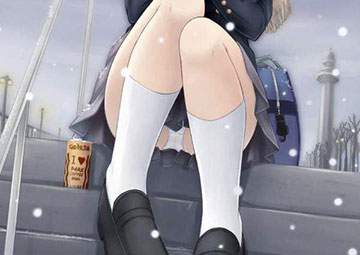 【怪談の日】階段に座ってる女子の二次パンチラ画像